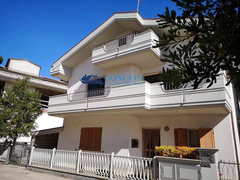 Casa Indipendente in Vendita a Martinsicuro, 350'000€, 400 m²