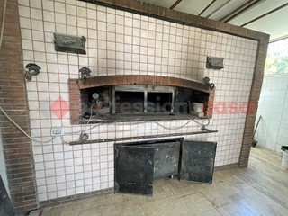 Attività commerciale in Vendita a Minturno, 100'000€, 300 m²