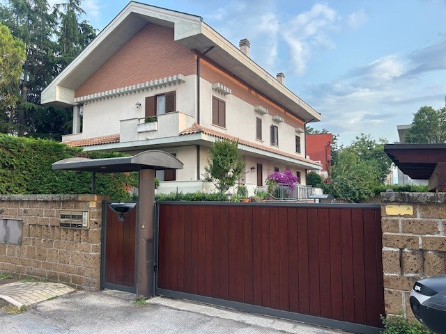 Villa bifamiliare in Vendita a Pescara, 550'000&euro;, 210 m²