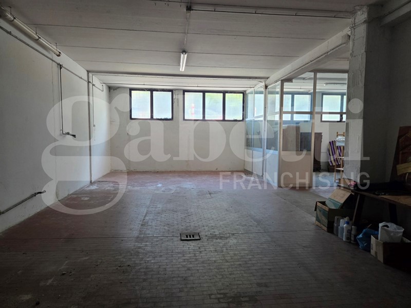 Magazzino in Vendita a Sasso Marconi, 100'000€, 170 m²