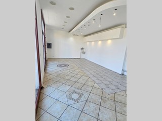 Attività commerciale in Affitto a Quartu Sant'Elena, 950€, 66 m²