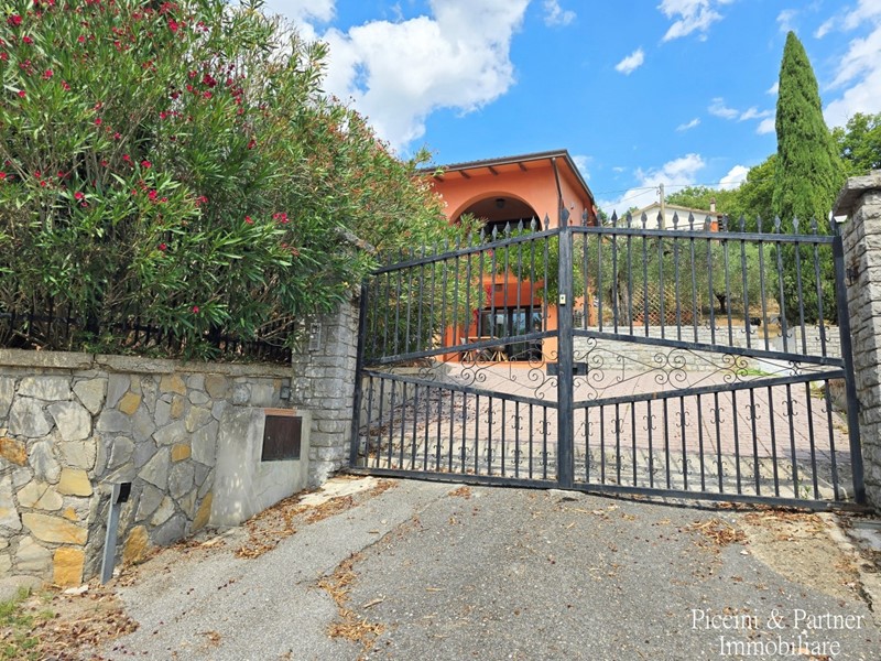 Casa Indipendente in Vendita a Magione, zona San Feliciano, 450'000€, 164 m², arredato