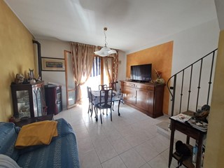 Casa Semi Indipendente in Vendita a Massa, zona Marina di Massa, 215'000&euro;, 70 m², con Box
