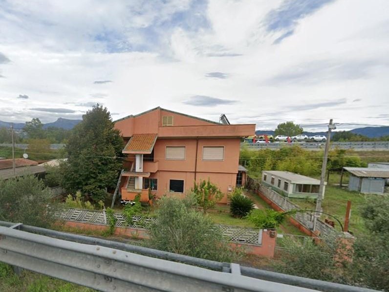 Appartamento in Vendita a Viareggio, 87'000€, 115 m², con Box