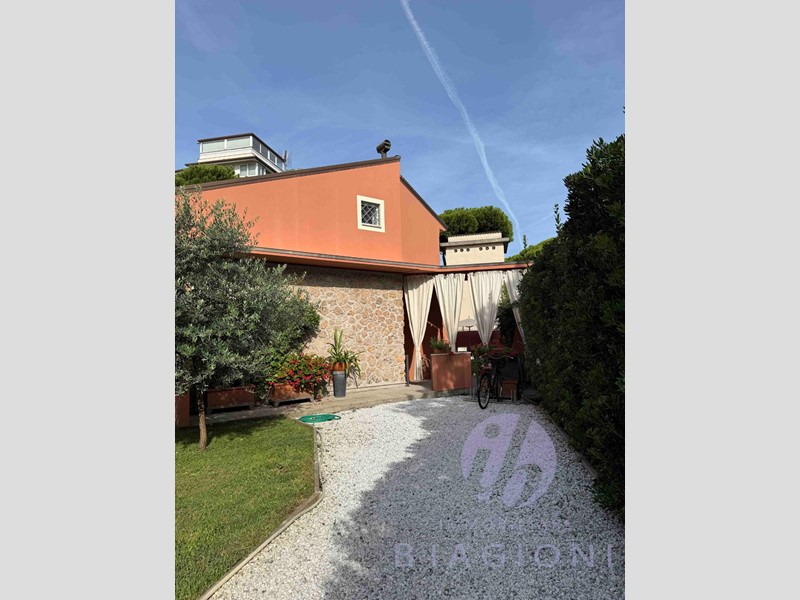 Villa bifamiliare in Vendita a Camaiore, zona Lido di Camaiore, 750'000&euro;, 150 m², arredato