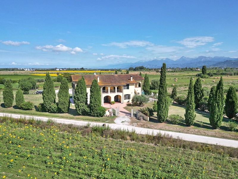 Villa bifamiliare in Vendita a Vecchiano, zona Nodica, 485'000€, 300 m², con Box