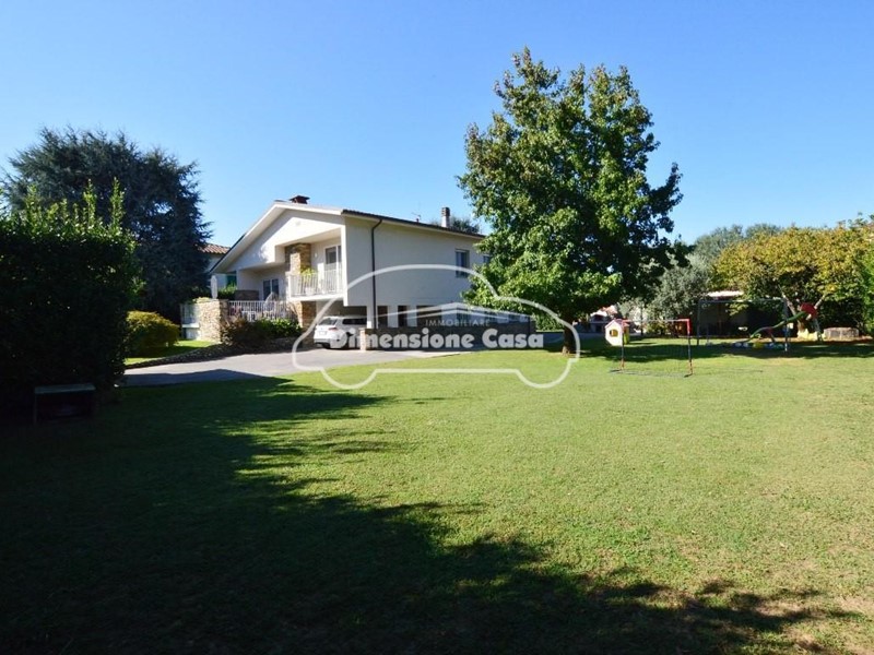Villa in Vendita a Capannori, zona Marlia, 790'000€, 210 m², arredato