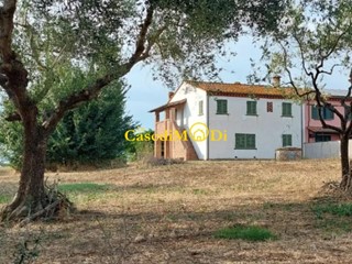 Casale in Vendita a Crespina Lorenzana, zona Lavoria, 329'000€, 300 m², con Box