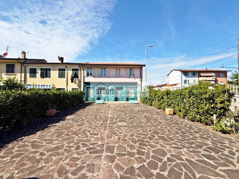 Immobile commerciale in Vendita a Viareggio, 200'000€, 106 m²