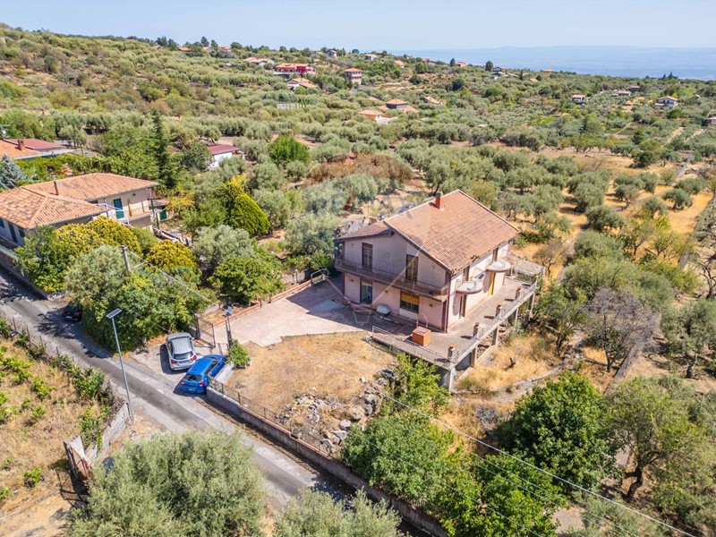 Villa in Vendita a Santa Maria di Licodia, 180'000€, 220 m²