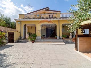 Villa in Vendita a Roma, 320'000€, 198 m²