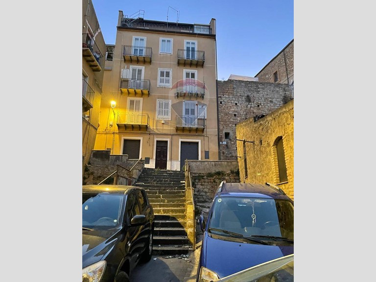 Casa Indipendente in Vendita a Piazza Armerina, 200'000€, 355 m²