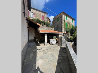 Casa Indipendente in Vendita a Ranzo, 100'000€, 100 m²