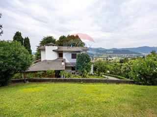 Villa in Vendita a Capriolo, 790'000€, 274 m²