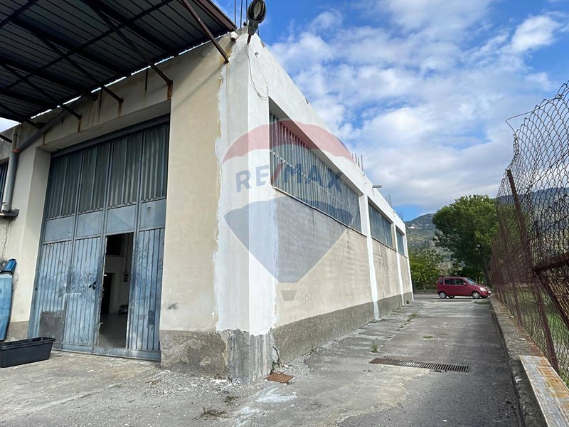 Immobile commerciale in Vendita a Francavilla di Sicilia, 460 m², con Box