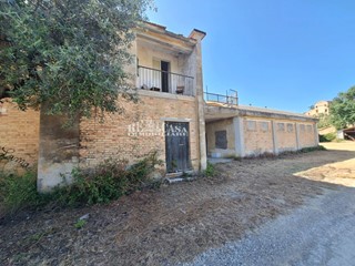Rustico in Vendita a Monteprandone, 140'000€, 220 m²