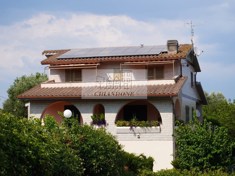 Villa in Vendita a Morlupo, 475'000&euro;, 375 m²