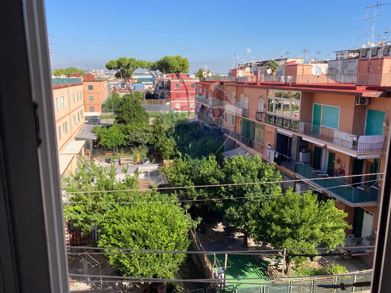 Trilocale in Vendita a Napoli, 120'000€, 82 m²