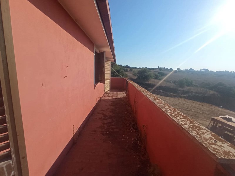 Casale in Vendita a Aprilia, 750'000€, 600 m²