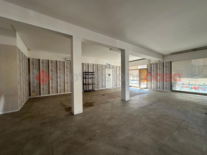 Negozio in Affitto a Arezzo, 1'250&euro;, 160 m²