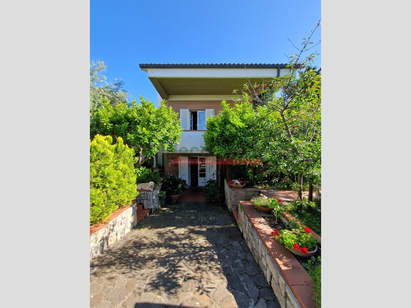 Casa Indipendente in Vendita a Livorno, zona Montenero, 645'000&euro;, 200 m², con Box