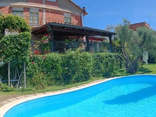 Casa Indipendente in Vendita a Torrita Tiberina, 295'000€, 270 m²