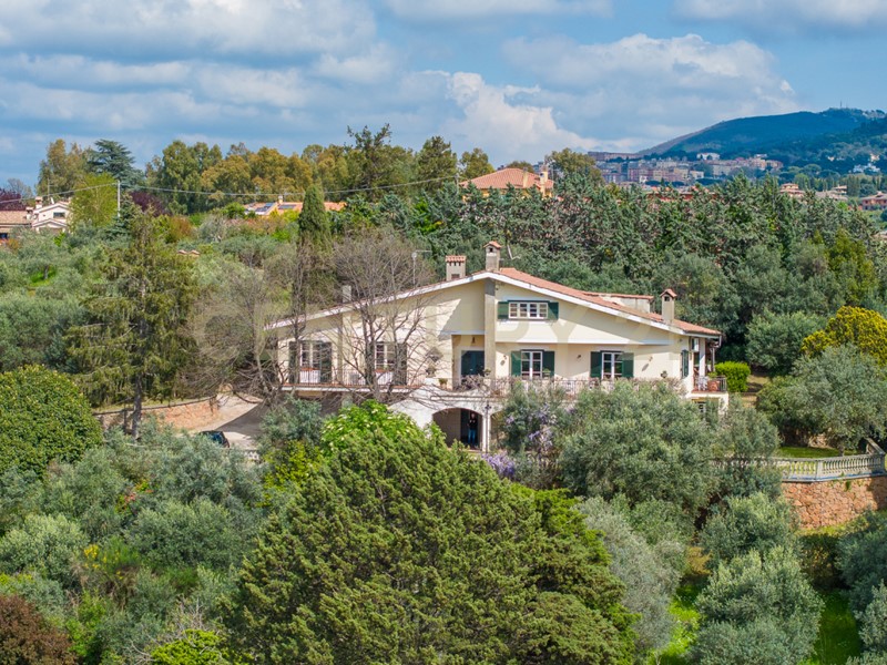 Casa Indipendente in Vendita a Frascati, 940'000&euro;, 450 m²