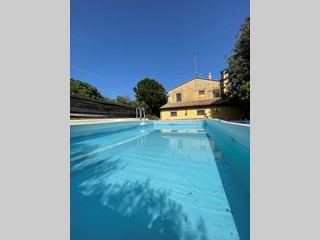 Rustico in Vendita a Offagna, 470'000€, 227 m², con Box