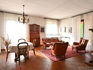 Villa in Vendita a Ghemme, 350'000€, 370 m², con Box