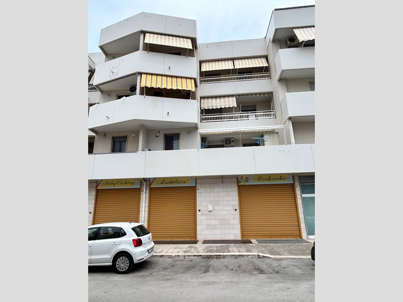 Trilocale in Vendita a Capurso, zona centro, 180'000€, 90 m², con Box