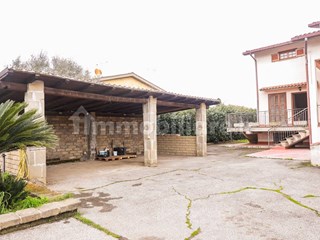 Villa in Vendita a Anguillara Sabazia, zona Via Anguillarese, 299'000€, 250/344, con Box