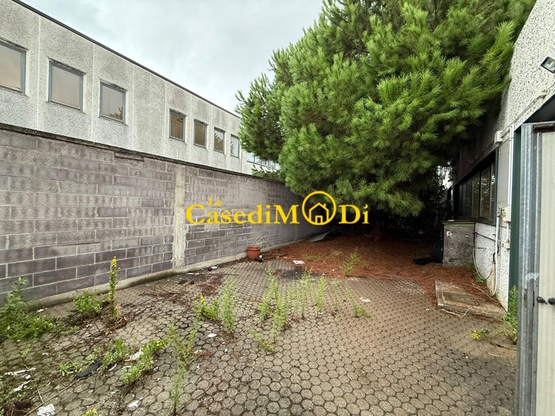 Capannone in Affitto a Livorno, 2'200€, 220 m²