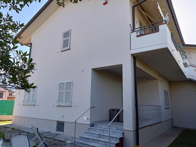 Appartamento in Vendita a Massa, zona Ronchi, 370'000&euro;, 74 m², arredato