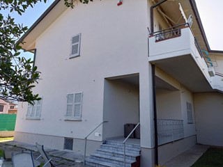 Appartamento in Vendita a Massa, zona Ronchi, 370'000&euro;, 74 m², arredato