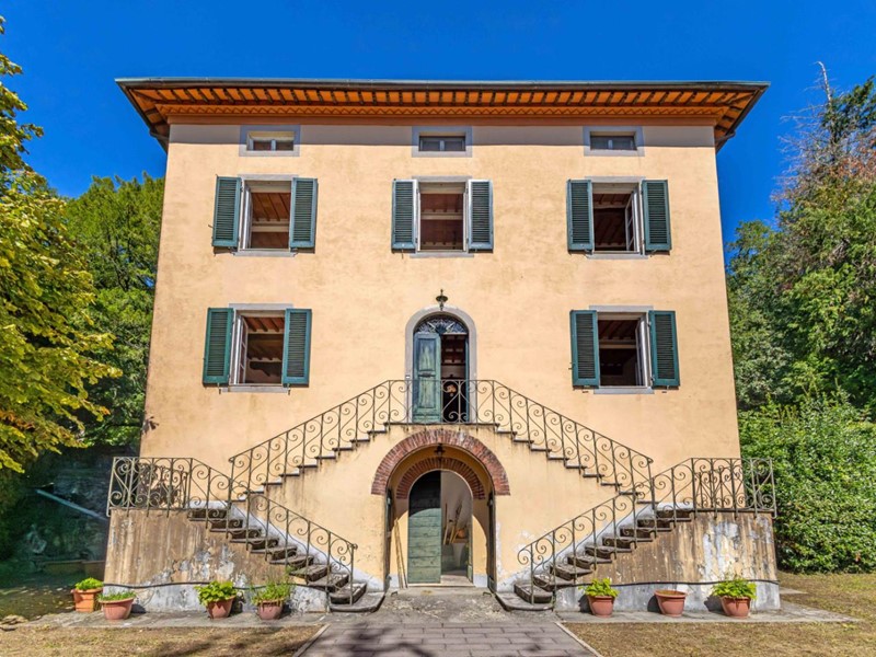 Villa in Vendita a Pescaglia, zona Gello, 450'000€, 300 m², arredato