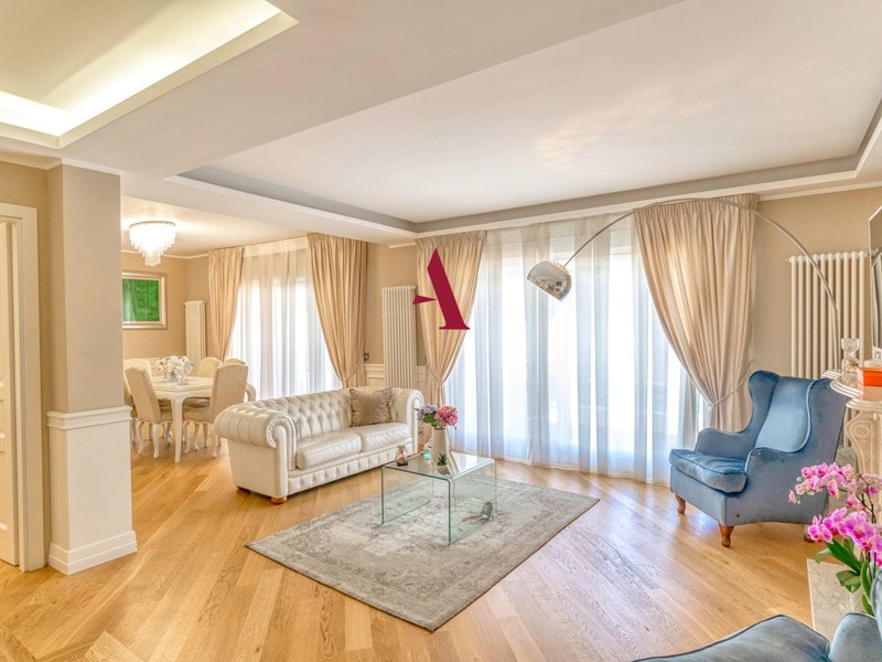 Casa Semi Indipendente in Vendita a Avellino, 480'000&euro;, 300 m²