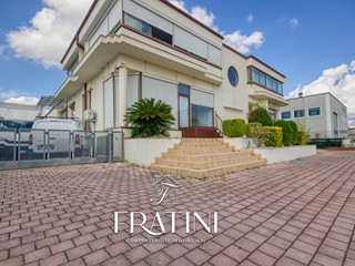 Magazzino in Vendita a Sant'Egidio alla Vibrata, 520'000€, 900 m²