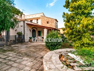 Villa in Vendita a Siracusa, 350'000&euro;, 360 m²