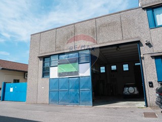Capannone in Vendita a Rho, 350'000€, 300 m²