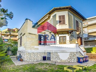 Villa in Vendita a Roma, 630'000€, 231 m²