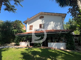 Casa Indipendente in Vendita a Pianella, 398'000€, 197 m²
