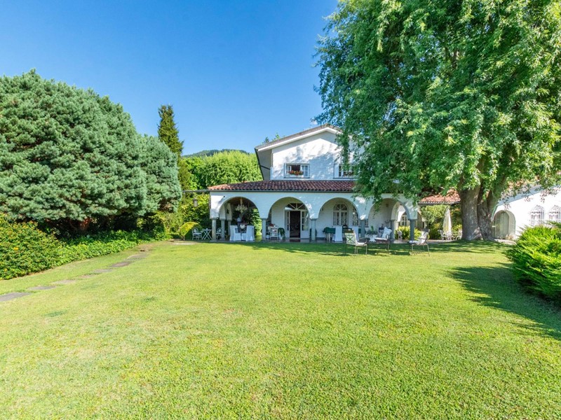 Villa in Vendita a Pollone, 1'500'000€, 750 m²