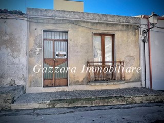 Bilocale in Vendita a Canicattini Bagni, 21'000€, 110 m²