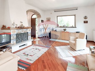 Villa in Vendita a Carpineto della Nora, 170'000€, 171 m²