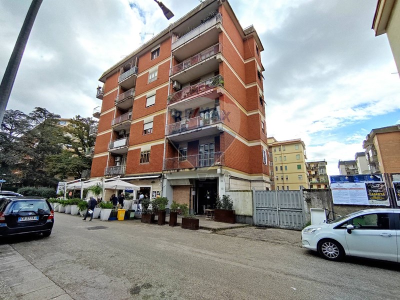 Immobile commerciale in Vendita a Caserta, 135'000€, 45 m²
