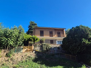 Casa Indipendente in Vendita a Chiusi, 189'000€, 235 m²