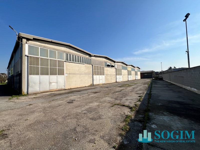 Capannone in Affitto a Cerano, 1'300€, 400 m²