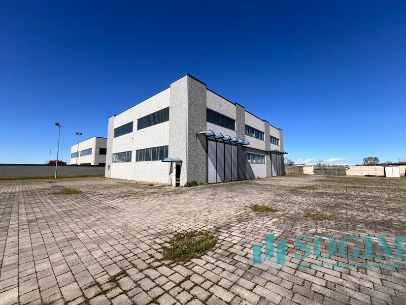 Immobile commerciale in Vendita a Cerano, 570'000€, 1000 m²