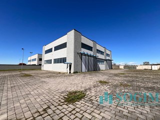 Immobile commerciale in Vendita a Cerano, 570'000€, 1000 m²