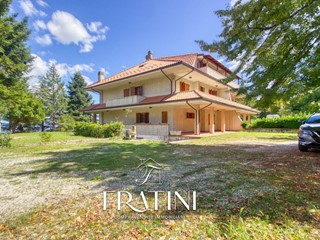 Casa Semi Indipendente in Vendita a Civitella del Tronto, 450'000€, 450 m², con Box